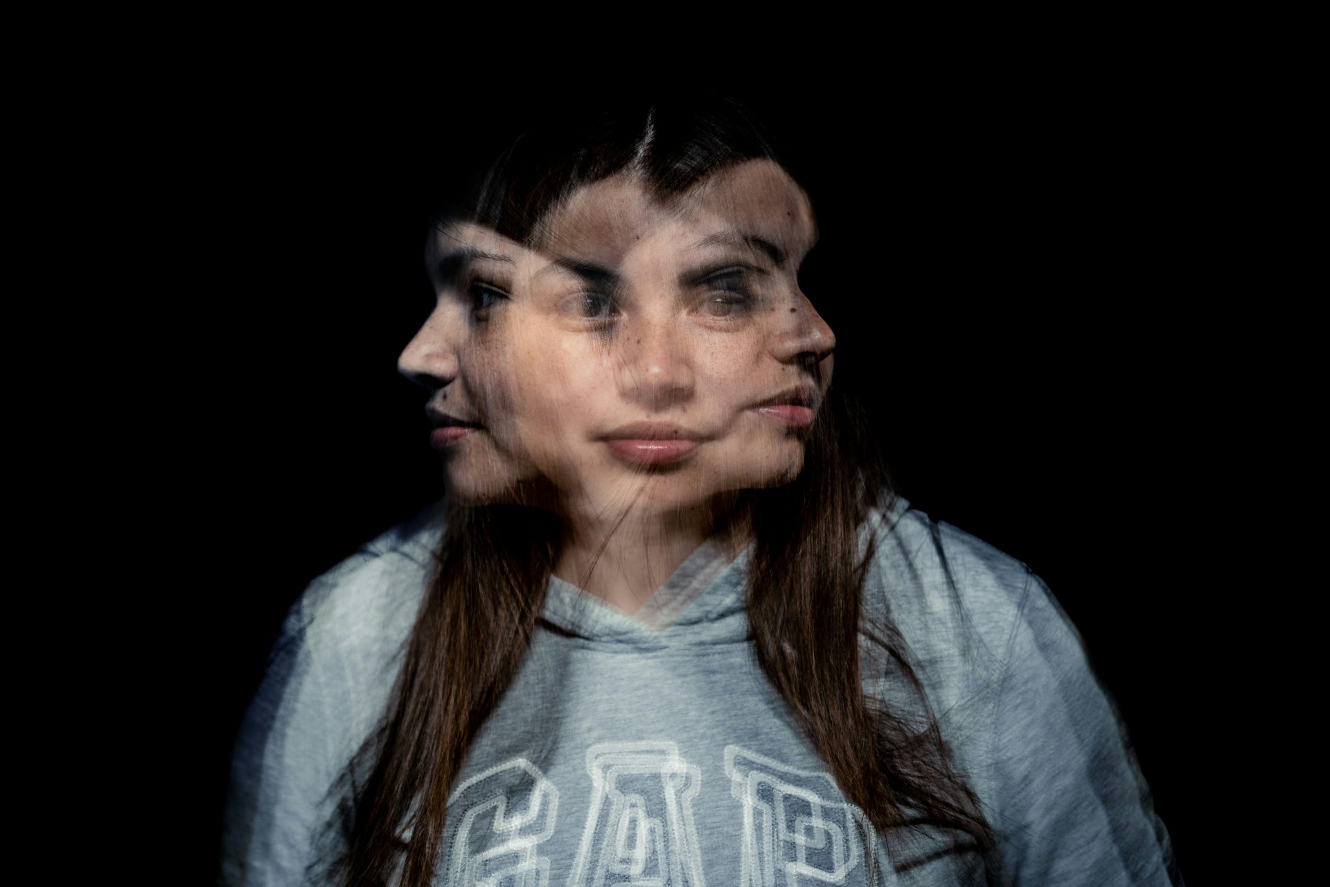 femme en veste GAP grise et blanche